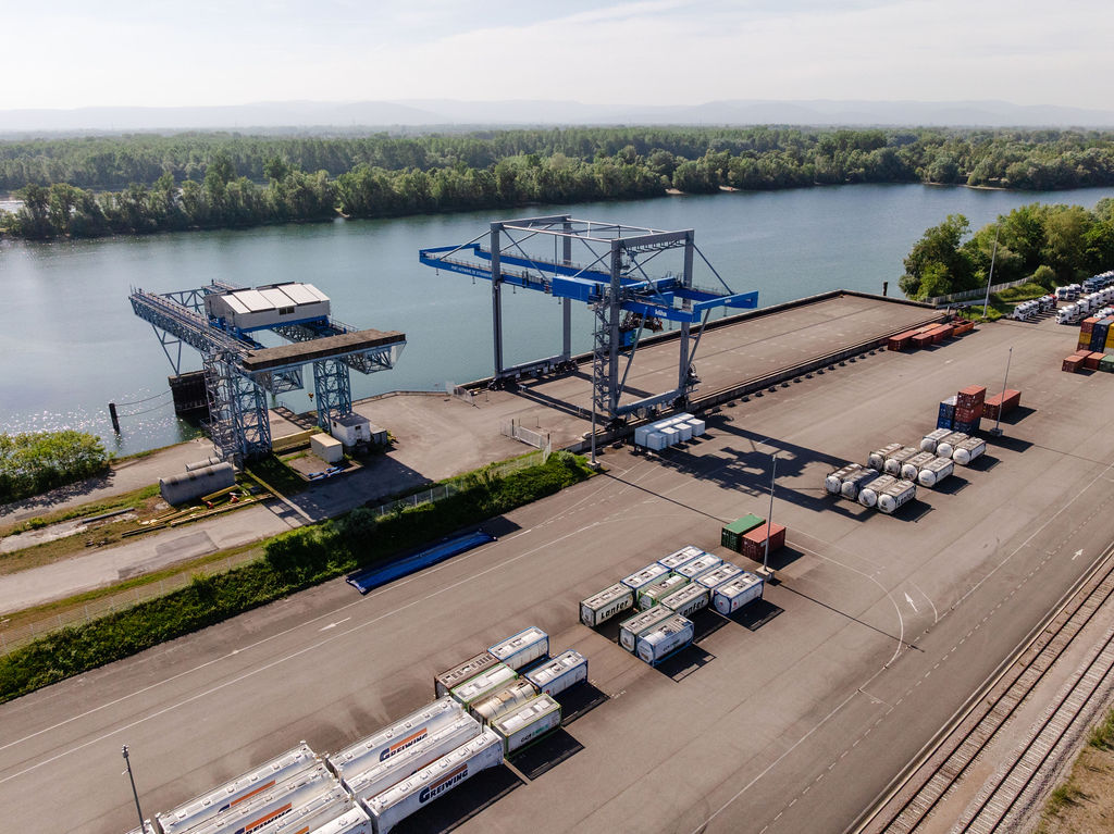 Manutention exceptionnelle de 3 cuves de 140 tonnes au terminal de Lauterbourg